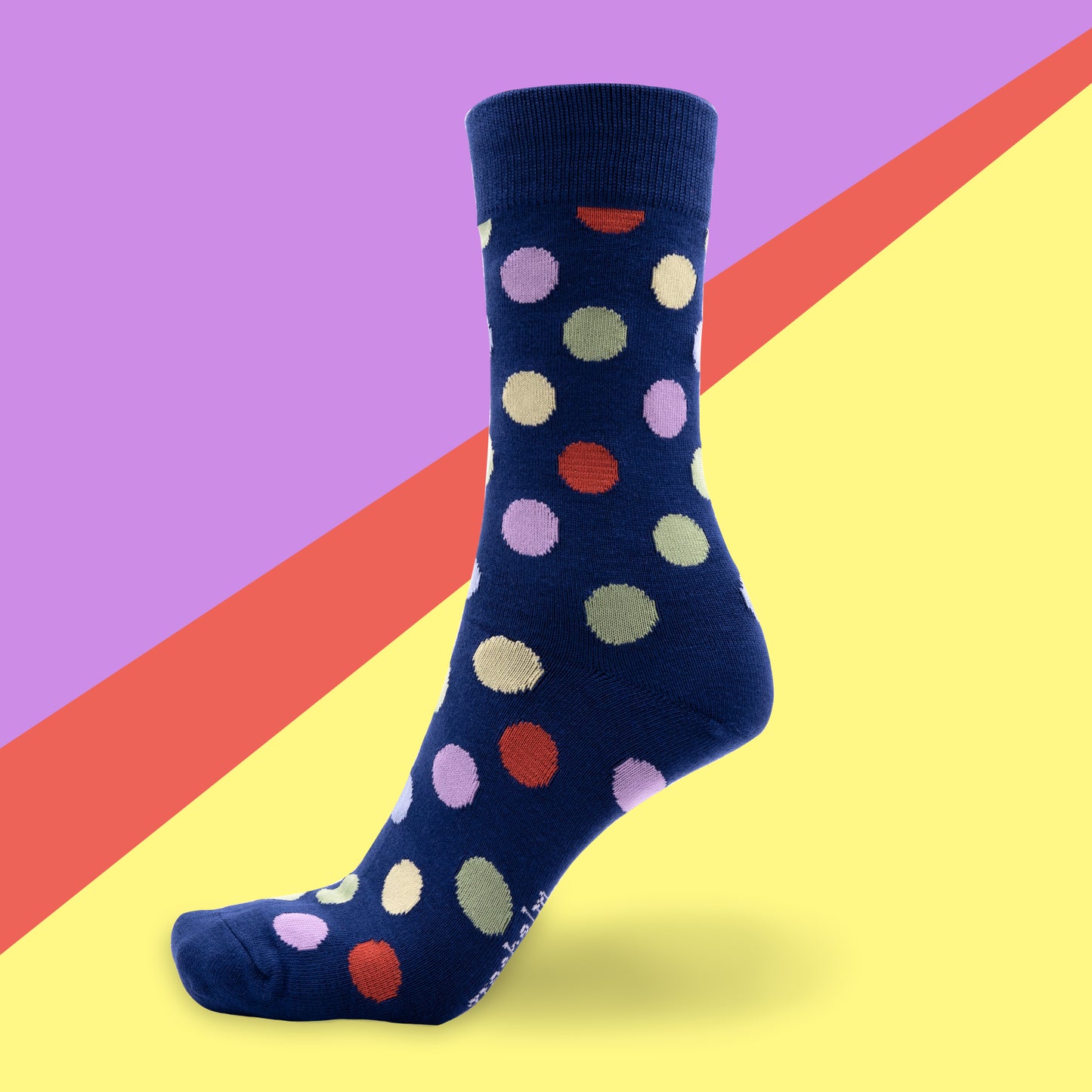 Socken aus Bambus in navy mit bunten Punkten von grashalm