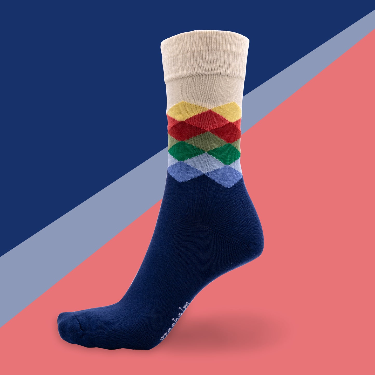 Socken aus Bambus in navy mit bunten Rauten von grashalm