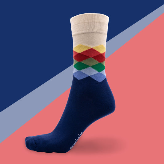 Socken aus Bambus in navy mit bunten Rauten von grashalm